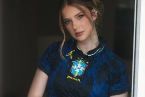 世界杯社交场：马丁内利女友展现绝美气质，胡梅尔斯女友看台成为焦点