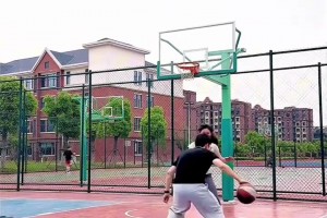 不是，大哥你眼里只有篮筐啊？？是不是带球撞人了？⛹️‍♀️