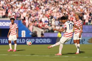 美国队10人2-0领先波黑！蒂尔曼任意球直接得分