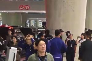 韩队在机场受粉丝严厉指责：狂喊洪明甫！年薪还回来！