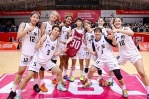 广东U21女篮团结一心，勇攀高峰，顽强拼搏赢得冠军荣耀