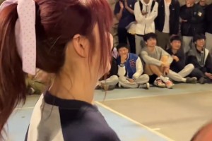 两个女生单挑篮球，中途还非要跟男生来一球？