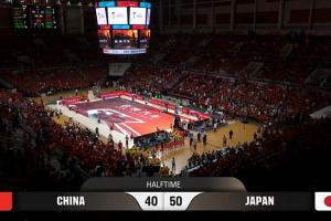 中国男篮半场以10分之差落后!日本男篮三分球反击连中&霍金森独得17分